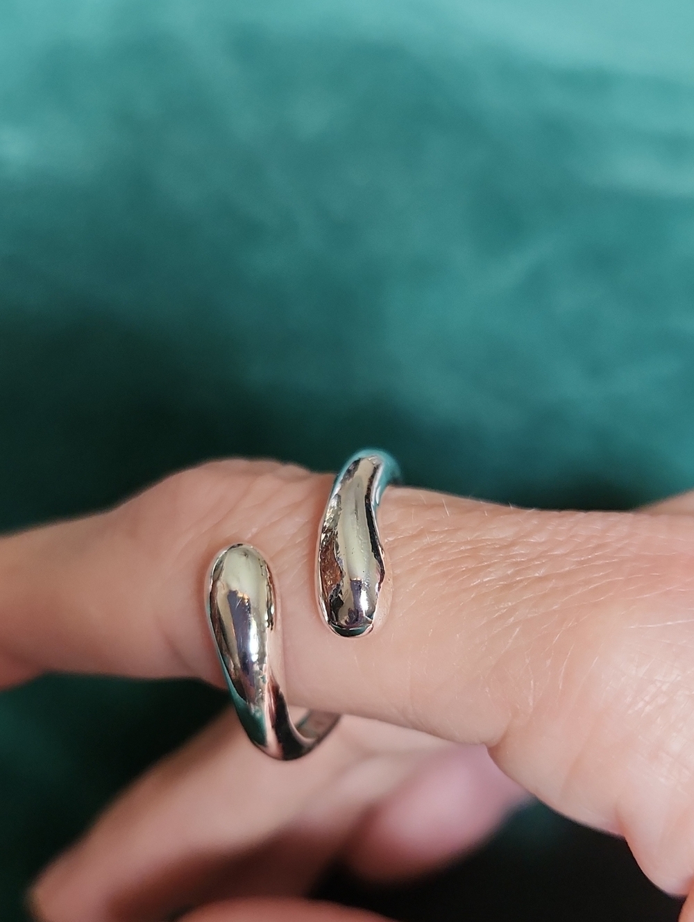 NWOT Sleek Open-Ended Silver Adjustable Water Drop Women's Ring